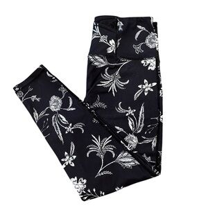 Ideology 7/8 Length Floral Printed Leggings - Black and White - Size M